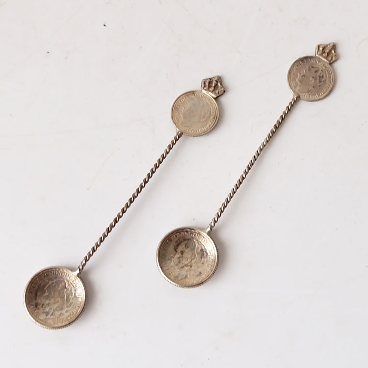 steeg Verwaarlozing defect 2 zilveren lepeltjes met Wilhelmina dubbeltje en kwartje – Curiosa Den Haag